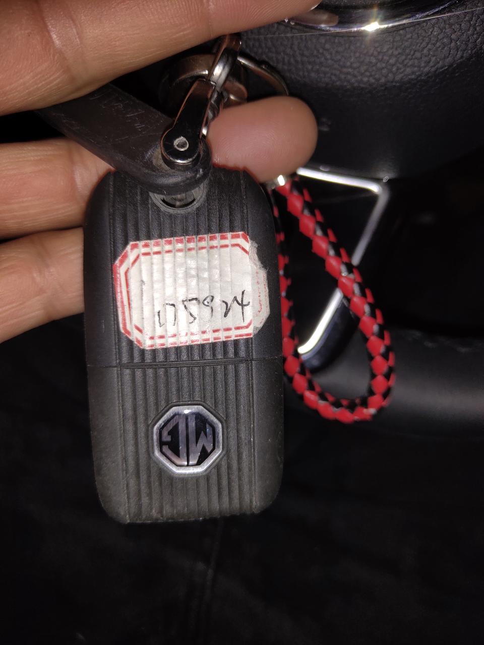 名爵6手扶箱里面的，这个有什么用？还有这个钥匙上这个数字又是干嘛的