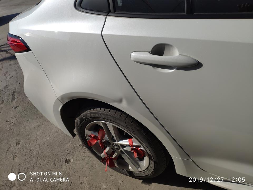雷凌-刚提的新车，十天就被三轮车给蹭了，心疼死我了，况且是个，四五十岁的女的开的，和她有理说不清，最后一分钱没赔就跑了，请问各位朋友，这个需要重新做钣金喷漆吗，将来有没有色差，大概多少钱