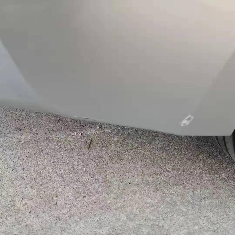 雷凌-车才提几天这里刮花了一点点。请问这要怎么补啊？在网上买个补漆笔可以吗？银色的，谢谢