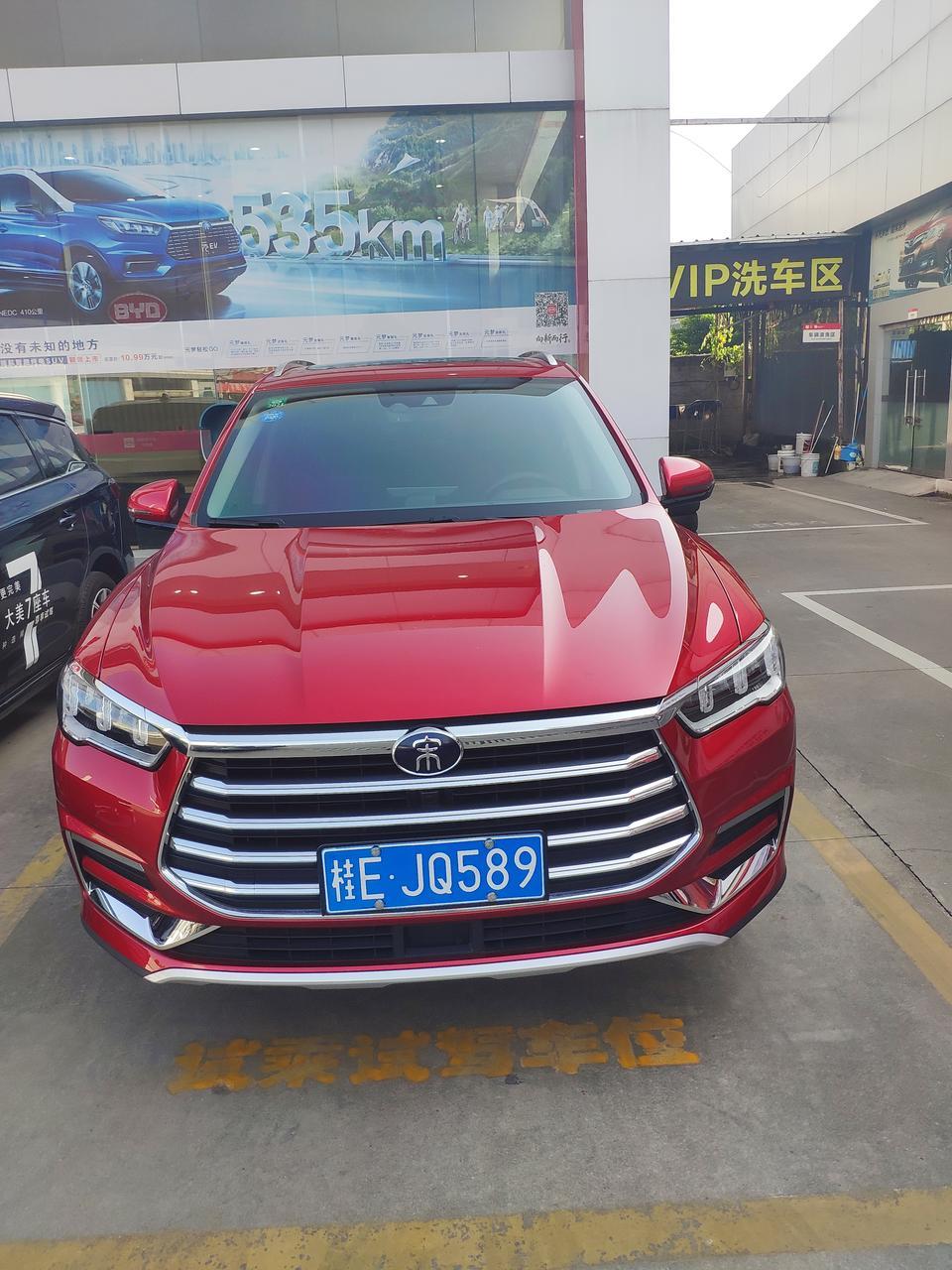 想请问一下，宋Pro红色全款125516元落地，这个价格贵不贵，送了原厂行车记录仪、一升原厂机油、底盘装甲、原厂地垫。