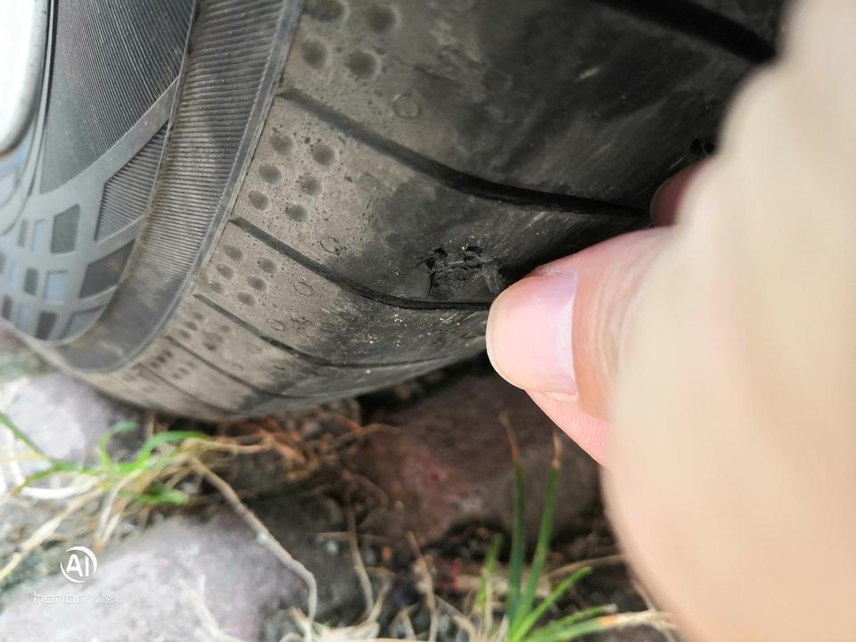 雷凌-各位大神，新车轮胎不小心碰了个小窟窿，深约5mm，约8mm，轮胎是205/55，R16的，请问影响使用吗？可以上高速公路吗？求解答。