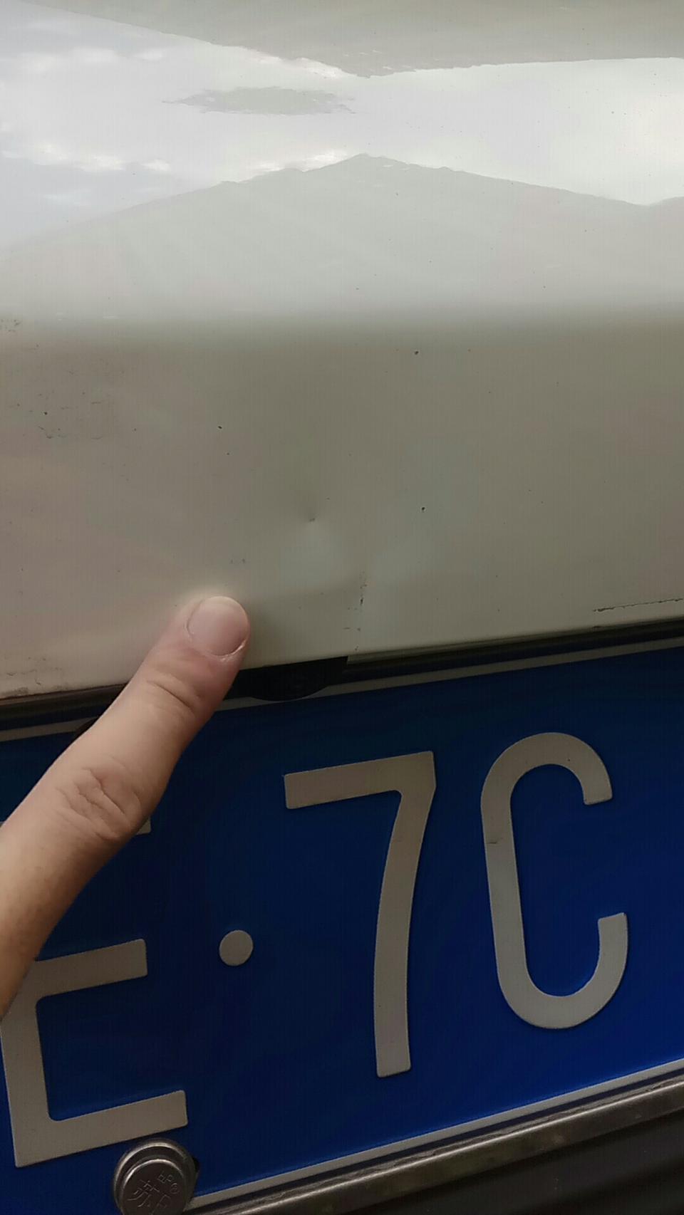 瑞虎8-亲，车停在上班的地方，不知道啥时候被碰了，好修吗？要多少钱？