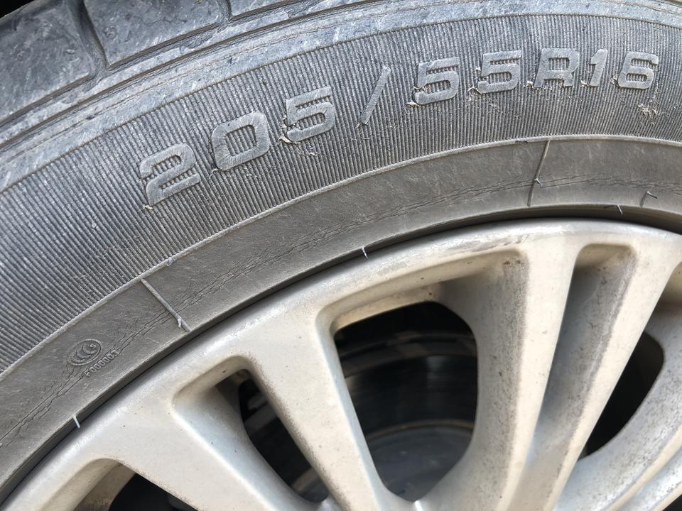 英朗-固特异 原车轮胎，轮胎生产日期2015年11月，目前三年多，行驶了56000公里，侧面有细纹，需要更换轮胎吗？