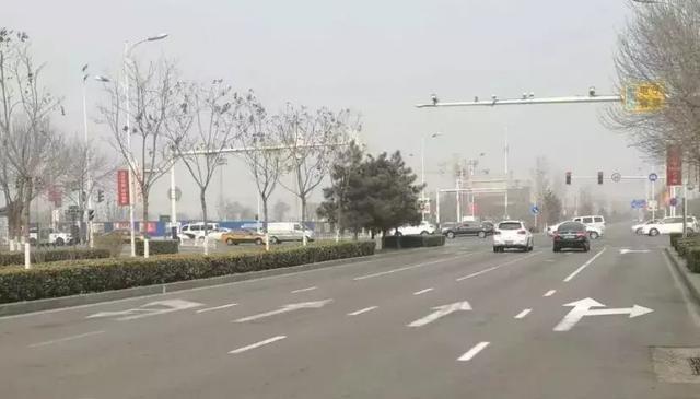 雷凌-正常等红灯被后方车辆狂按喇叭！右转直行道路权究竟归谁？