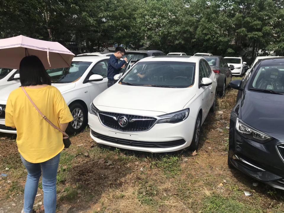 英朗-成都 我买了135900裸车86900购置税7600按揭手续费2000保险5500左右全部办完落地价102000全部办完 我首付五成贷款五成两年免息 有指教的嘛朋友些