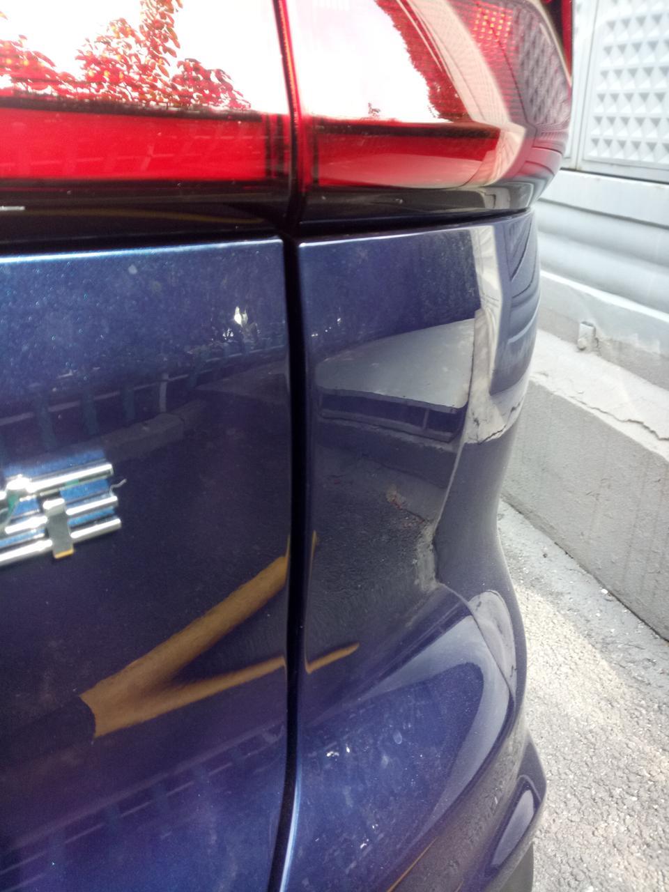 瑞虎8-今天说去提车，什么手续都办完了准备开车走，然后围着车子走一圈就发现问题啦！后背箱跟车身有一个8毫米左右的台阶，你们觉得现在怎么办。车没有开走