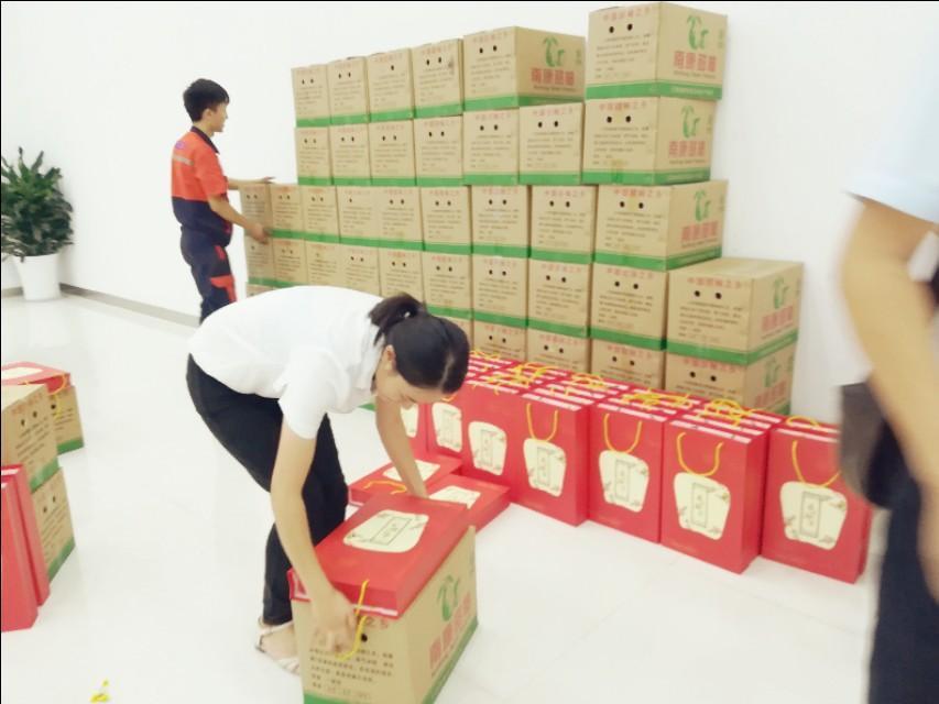 帝豪gl-“柚”香“柚”甜 
    花   好“月”圆
   今天公司给我们发福利啦
明天就是中秋节，在此提前祝各位新老顾客、亲朋好友们中秋节快乐!
你们中秋发福利了吗？