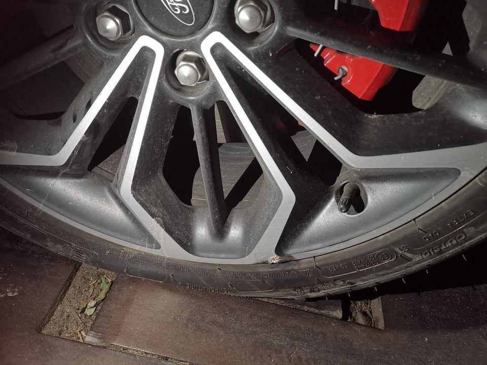 福克斯-路上过坑爆胎 轮毂磕了 能修吗 还是要换。