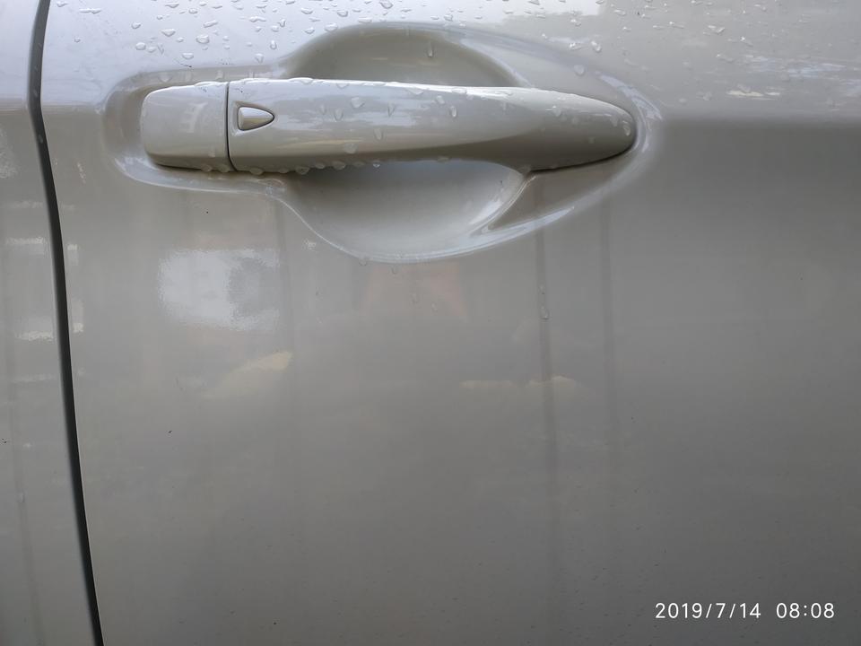 逍客-下雨之后，有黑色条纹，正常不，需要怎么处理？