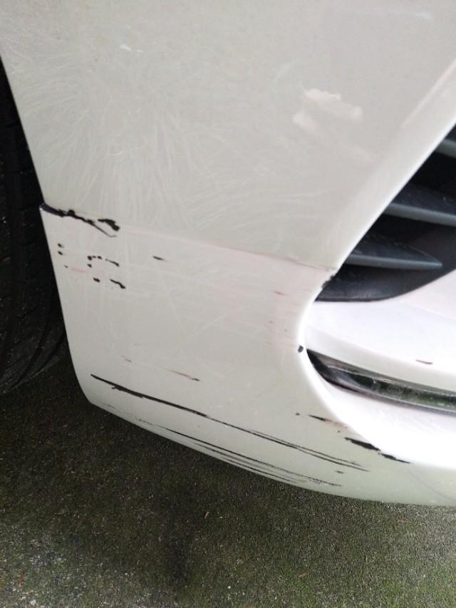 帝豪gl-昨天晚上出去，又下雨！路又窄，不小心蹭到马路牙子了????????导致车轮前面那个塑料板开裂了，还有划痕！求助各位圈友该怎么弄？维修下大概多少钱