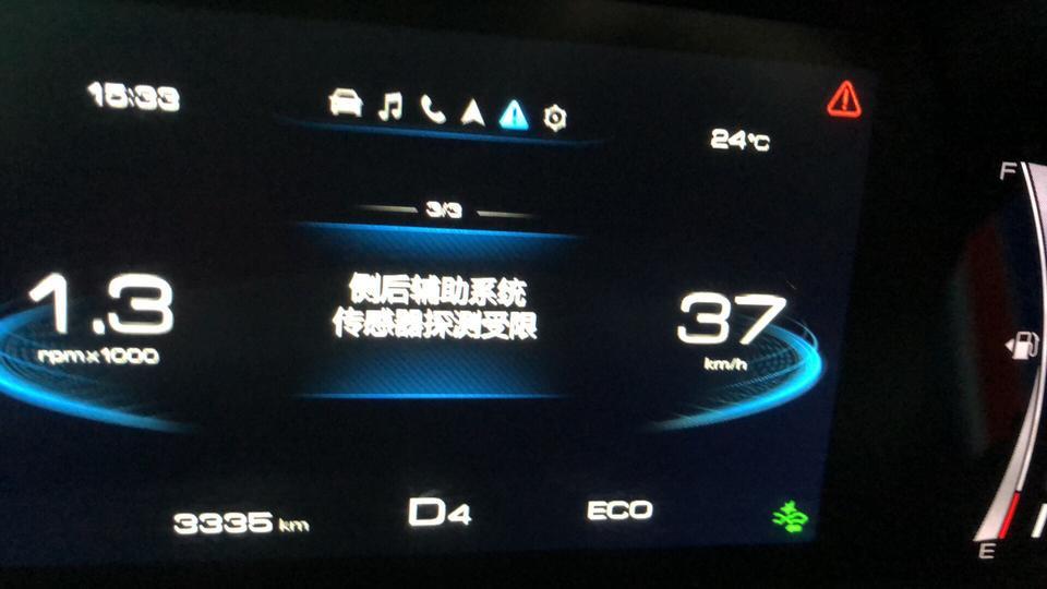 哈弗f7-哈佛F7准车主 必须吐槽！垃圾的过分！ 国产车还能信吗？
 提车第一天新车就有异响！无线充电坏的！去当地4S店检测两次 找不到异响原因， 然后跑到提车的城市去检测，告诉我是变速箱的问题， 刚买的新车！ 就变速箱有问题？ 更可气的是 4S店上报给厂家换新变速箱 厂家竟然不信！！！ 说派专人过来检测！ 结果呢 就一直拖 一直等， 现在提车一个半月了。又出新的问题 各种小毛病不断  真心劝大家别再相信哈佛了！ 太垃圾了！一点责任也不负！  真人真事 哈佛F7 2.0T i范。 骗子死全家。 有图有视频