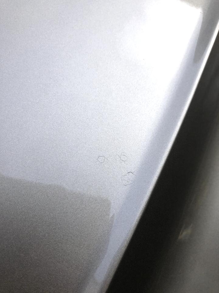 t-roc探歌-新车不到一年，大伙看看这是鸟粪腐蚀的吗？还是这车之前有过损伤，??