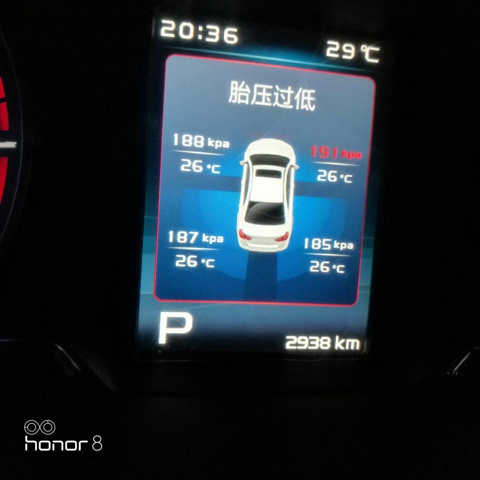 帝豪-请问这有什么问题，胎压是不是都偏低了！