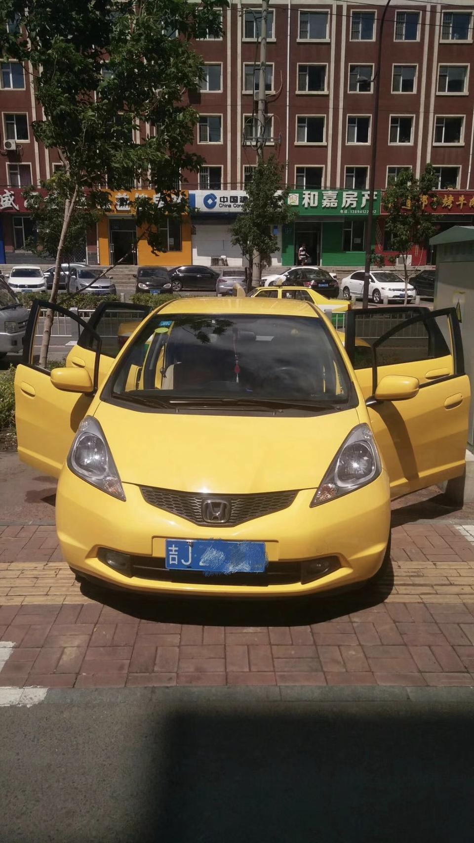飞度-2009_1.3自动舒适版-东北地区，
夏天用什么品牌和编号的机油？
需要买多少升？