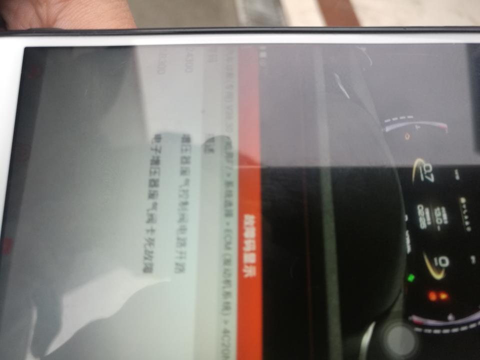 昨天刚提的新车，第一，在从店里驾驶出来时，发现发动机故障黄灯亮，销售员说可能加完油就好了，结果加满油之后仍然亮；第二，立马去4S点检测，说什么阀门有问题，见照片。然后说先消掉，99%概率不会出现，结果刚开出不到1km，又亮灯。第三，再次去4S店检修，说这个阀门送了，给重新紧了紧，再有问题也不会影响开，让年后再来处理，结果开到上次同一个距离又亮黄灯。刚提的新哈弗F7,请问该怎么维护权益和处理，谢谢各位大神指导小白。