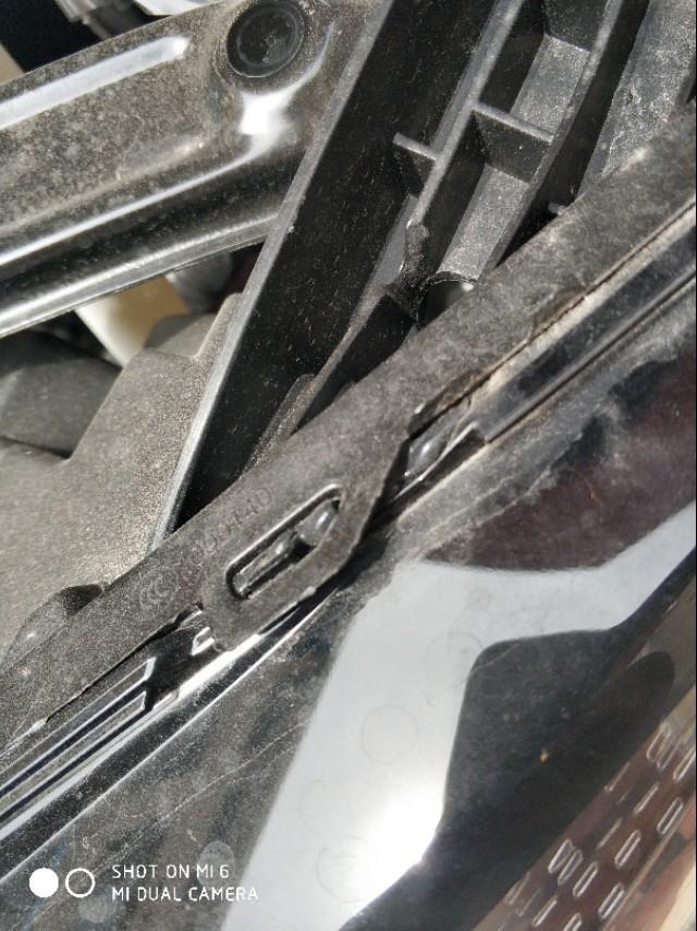 名爵6-我的一个月新车这里有玻璃胶打过的，是不是事故车？  你们的有吗，  帮忙下，谢谢！????????