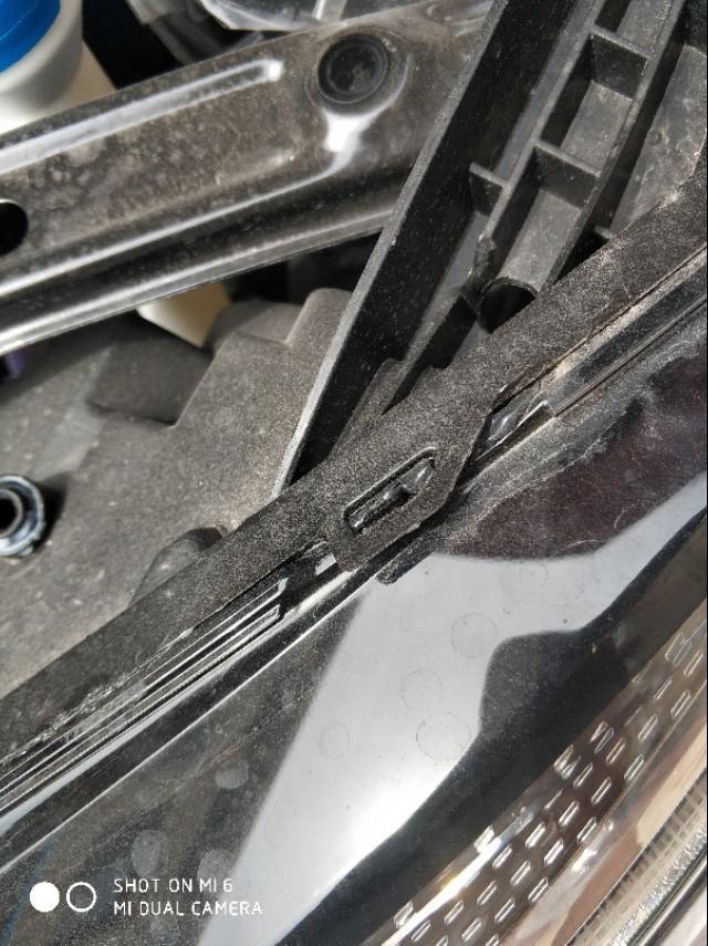 名爵6-我的一个月新车这里有玻璃胶打过的，是不是事故车？  你们的有吗，  帮忙下，谢谢！????????