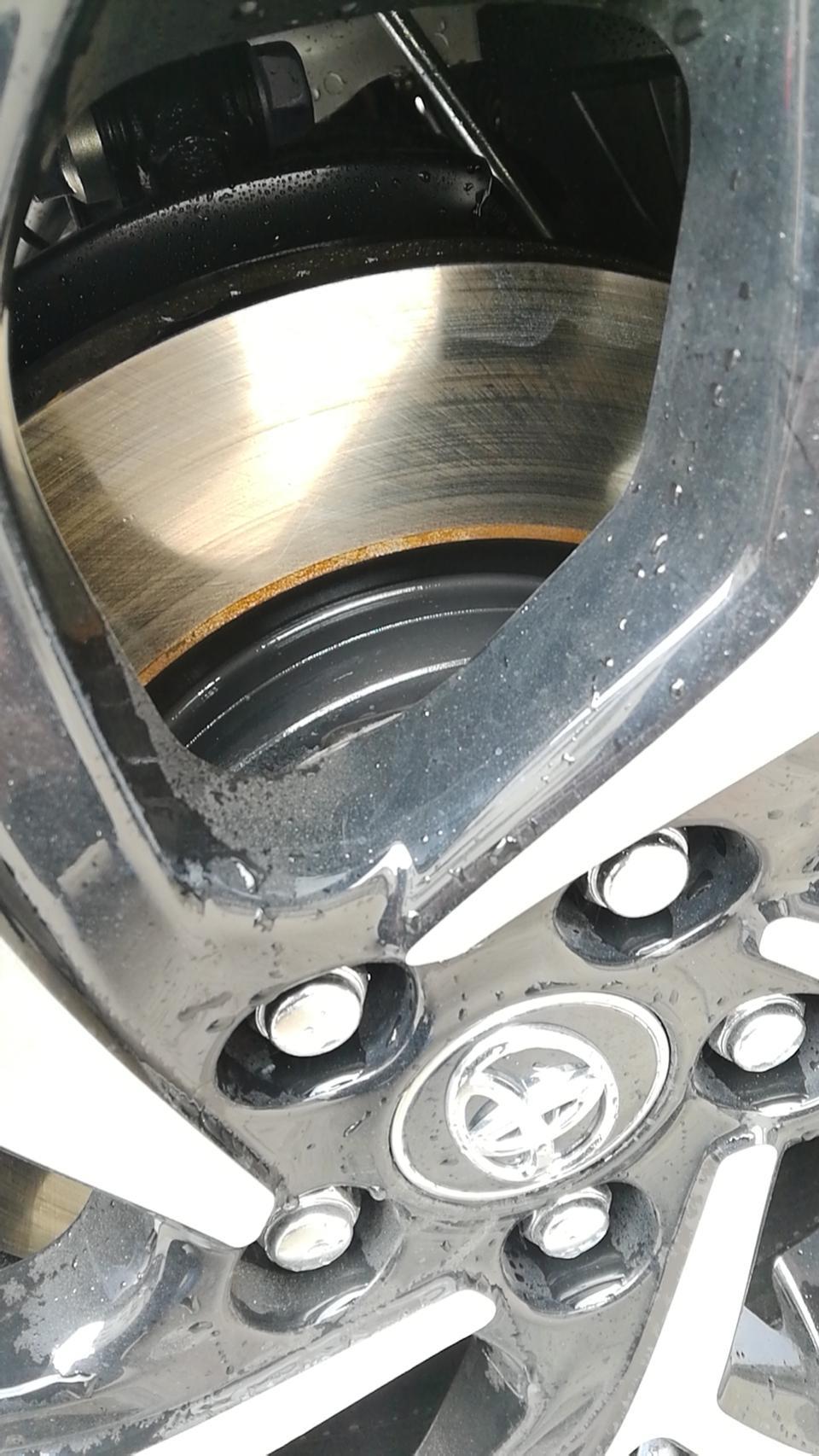 丰田c-hr-新车一个月，自己洗过几次车，左右前轮这里有点锈，4S售后说正常，让我保养时去看看，大家觉得呢？