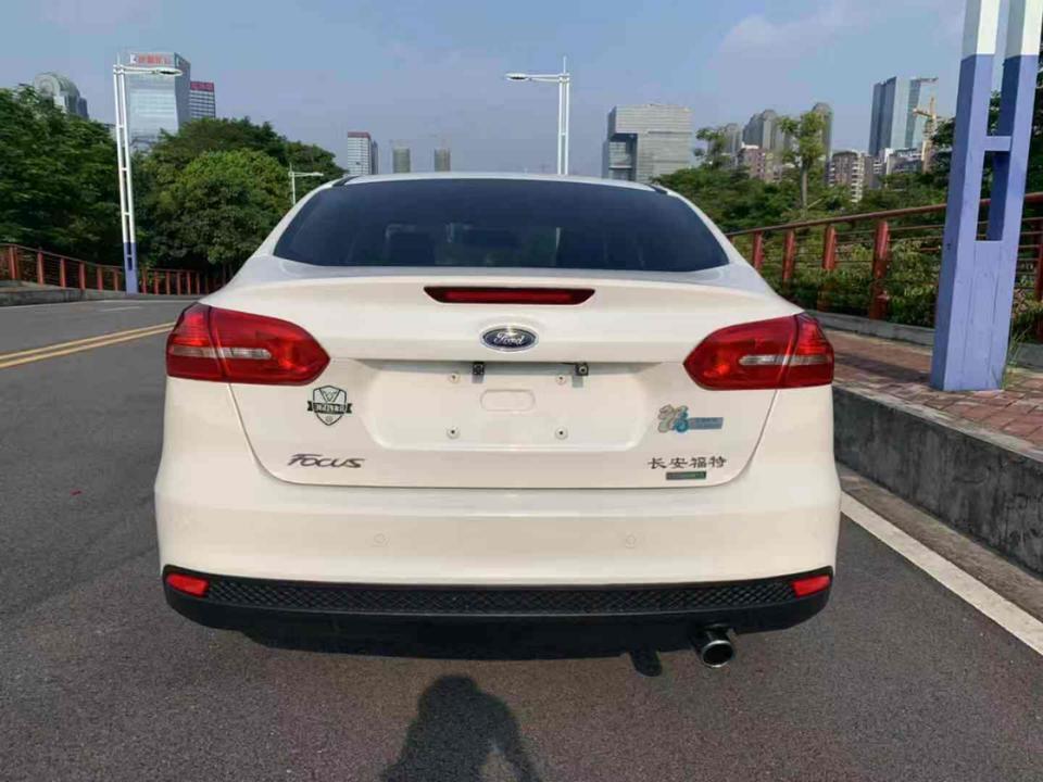 我买了一合2015年10月份出厂的福克斯，说是1.5丅，不知道从那里可以看出？