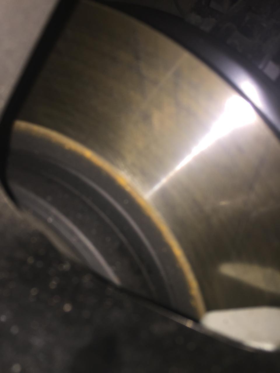 丰田c-hr-前轮毂里面黄的是漆还是生锈了，我刚刚发现的，请问各位车友有谁知道？谢谢。