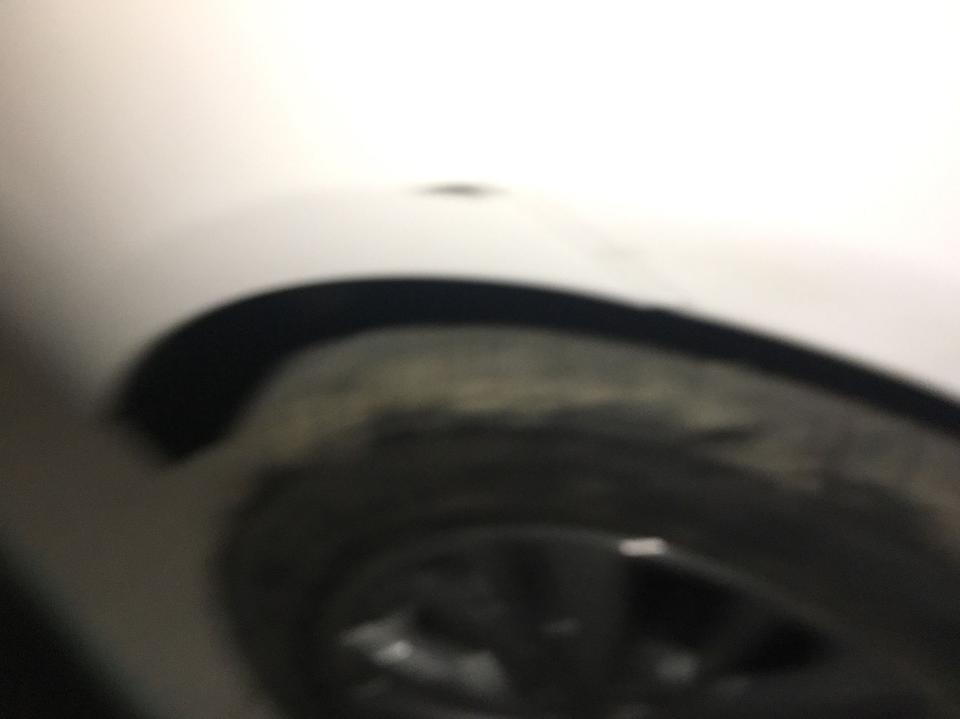 吉利新帝豪，车漆补一下，大概需要多少费用，自己能不能买点车漆自己补，