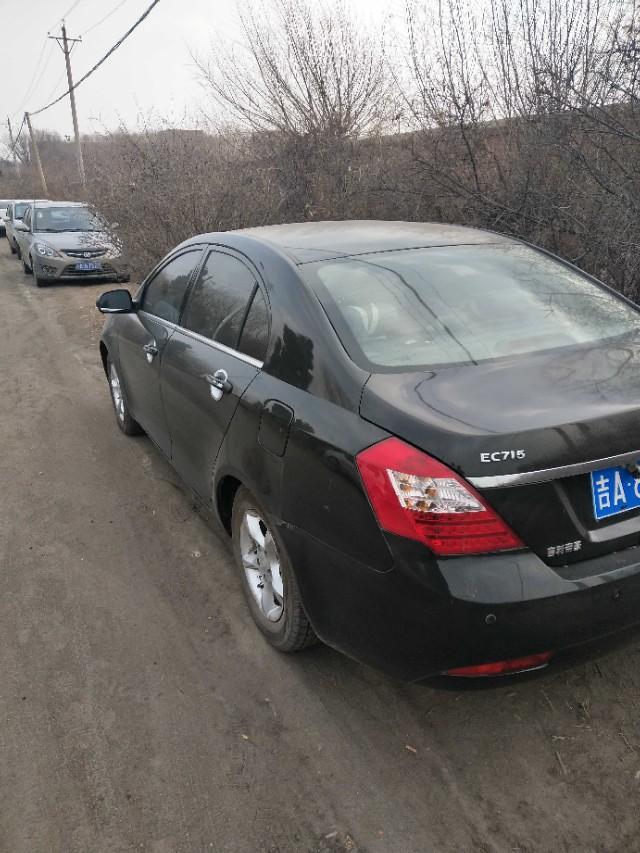 帝豪车怎么检查刹车片的薄厚？