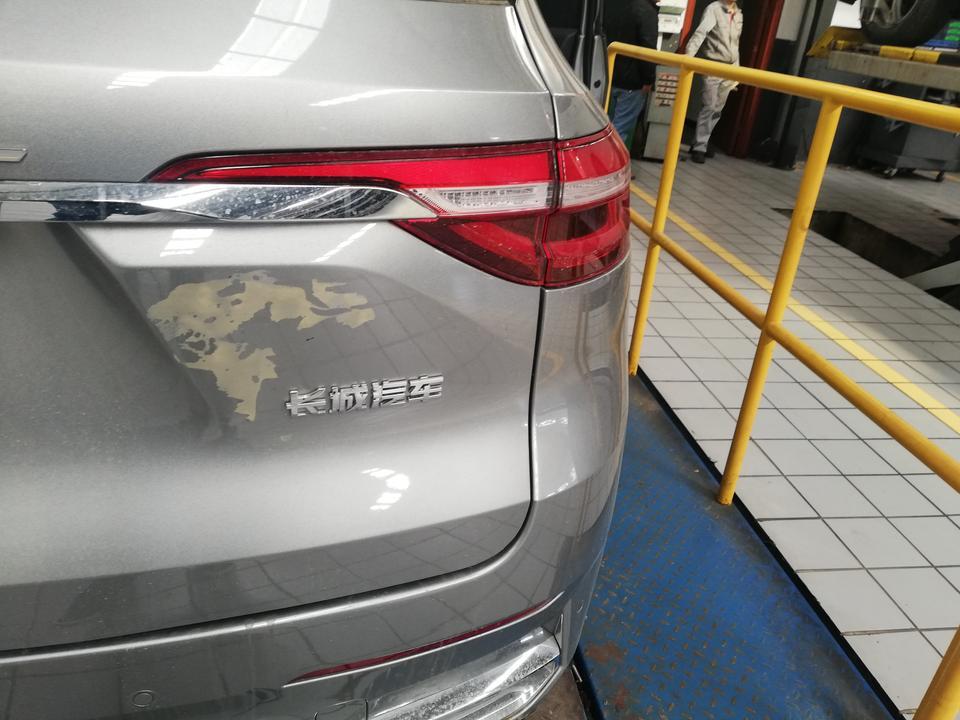 哈弗f7-前段时间尾门自己撞了一下报保险在4s店换了个尾门，结果是这样的，车牌螺丝盖没了要求你自己买，前两天做个活动贴了个类似实习标志类的号码贴纸，直接就把油漆贴掉了，我想说这质量真的太次了。????