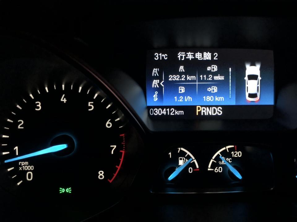福克斯-怎么回事了啊？漏油了吗？一箱油跑了232公里还剩一格油多一点，估计跑300亮灯了。