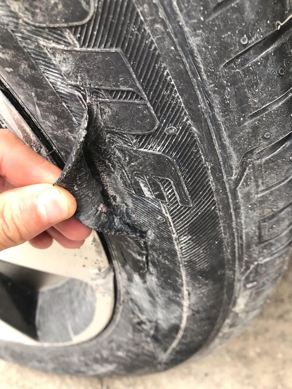 逍客-昨天刚提的车，今天就中奖了.....这个轮胎需要重新换吗，如果不换会爆胎吗？换的轮胎会不会没有原装的轮胎好啊？求大佬给我说下。?