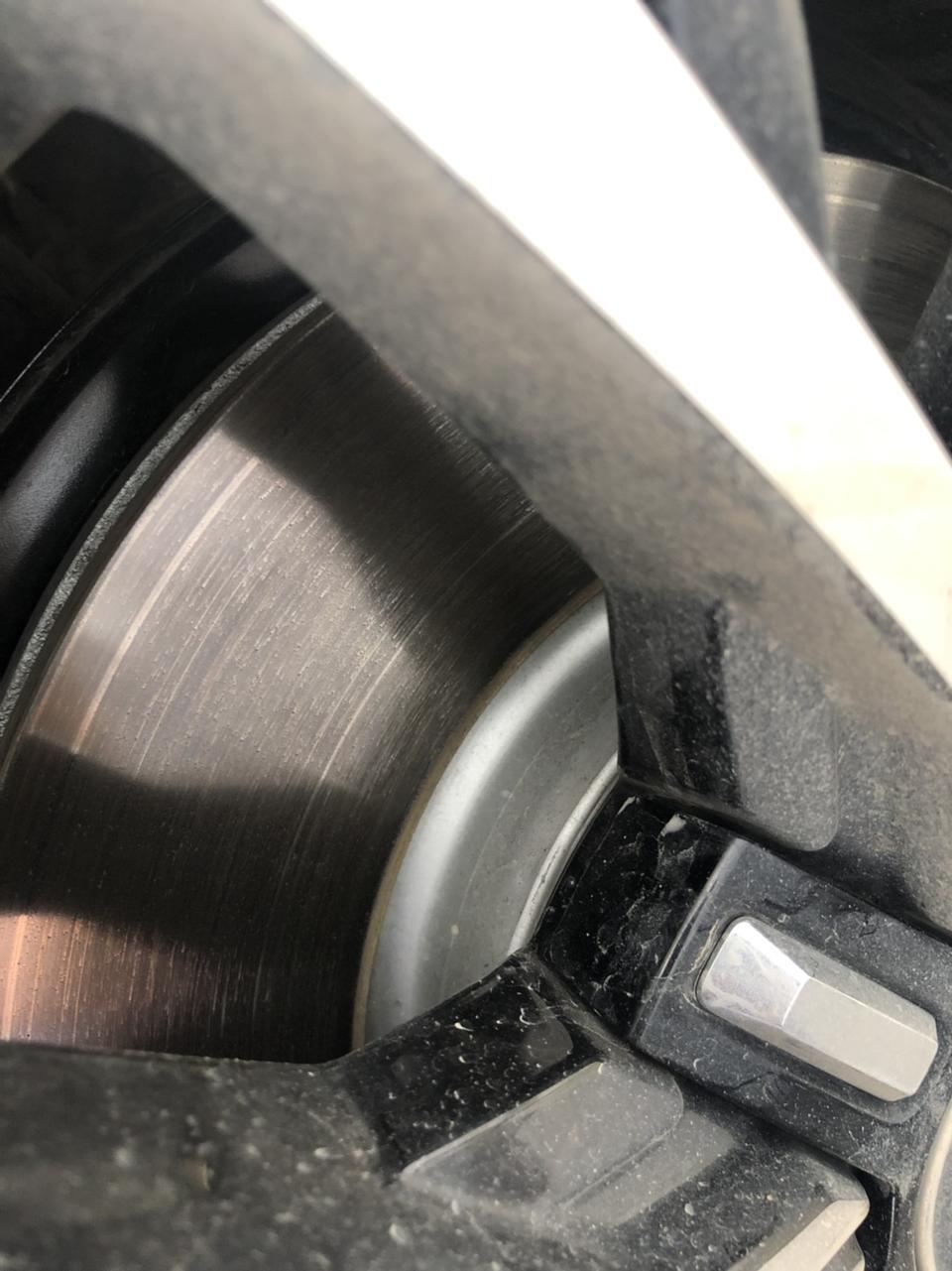 为啥我的2018途观l330豪华版后视镜跟别的不一样。还有我的车才开4000公里。刹车盘磨横不正常？