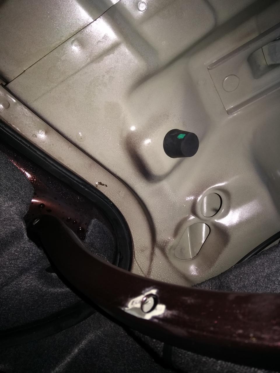 百万帝豪车后备箱一直有水，4s店检查不出问题，怎么办
