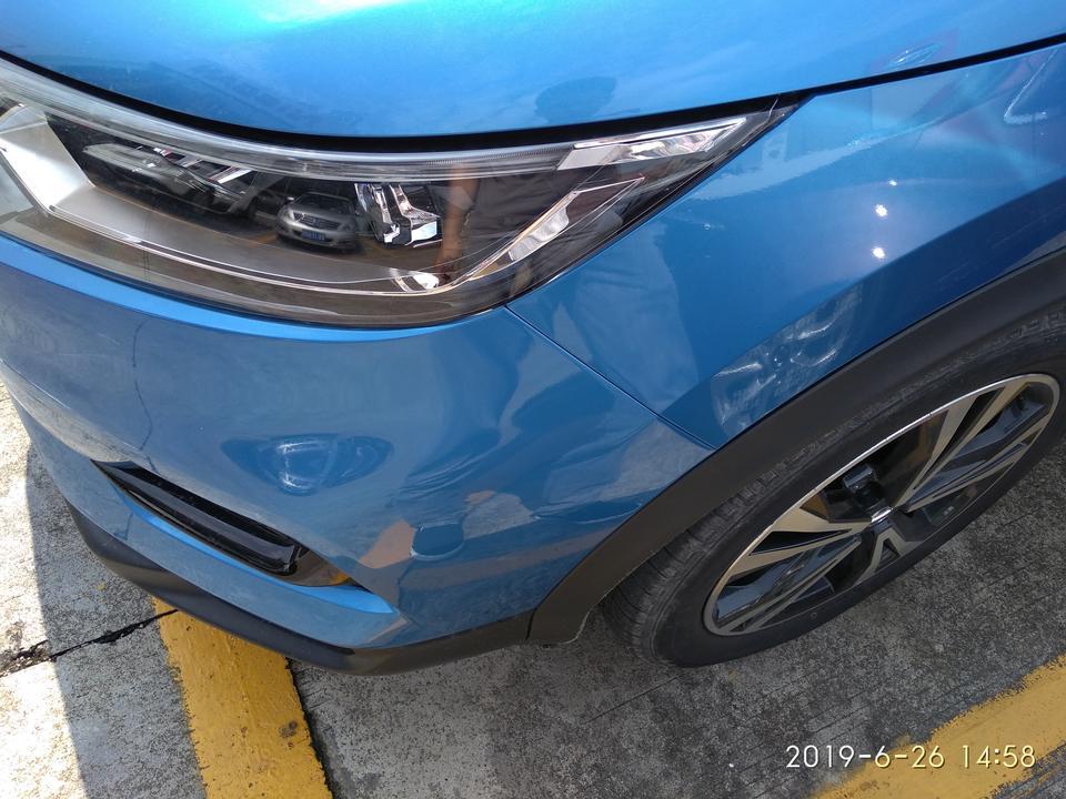 逍客-6月21号提的新车
6月26号下午去4S店取行驶证，车辆停在4S店门前车位被撞对方跑了，找4S店调取监控说该监控维修，好心凉车牌都没上，这么大4S店客户最基本保障都做不了，销售就叫我出险，车友们我该如何处理。
