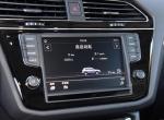 求大神解答，2018年12月12日买的新车。途观L2018款330舒适版，24.68万那款，发动机是2.0t低功率那款，无论是冷车，还是热车（水温到达90度）发动机怠速时，都有哒哒哒的声音，类似于金属敲击声，在车外声音较大，在车里也能听见特别闹心，和同事同款车放在一起对比，他车声音小多了，去4s店询问说是高压泵的声音，说一切正常。回来后我自己把发动机上那个塑料罩拆下来仔细听了听声音，不是在高压泵上传出来的，高压泵的声音是喷喷喷的声音，我说的声音是在缸盖上传出来的 哒哒哒哒哒哒的声音（金属敲击声）。求大神解