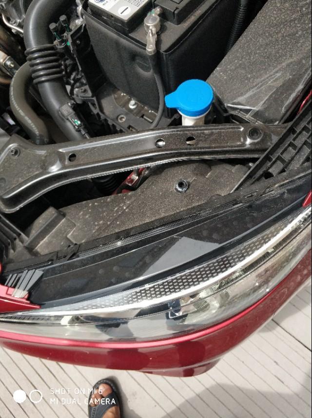 名爵6-我的一个月新车这里有玻璃胶打过的，是不是事故车？  你们的有吗，  帮忙下，谢谢！????????