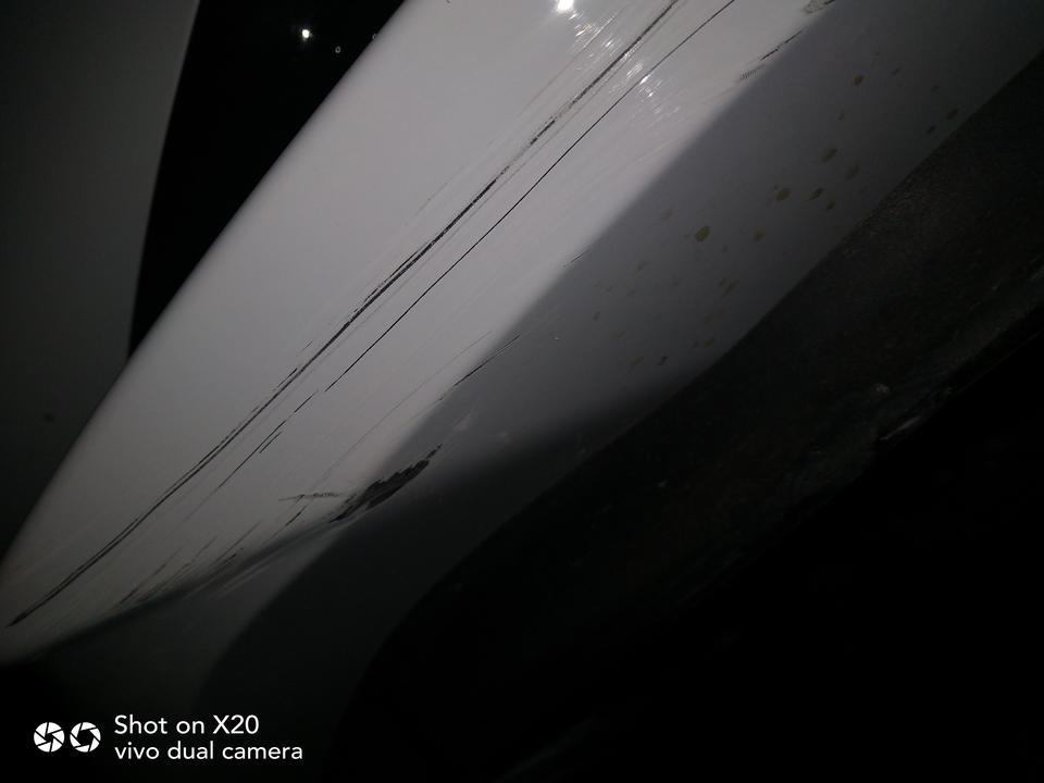 科鲁泽-兄弟们有剐蹭啥的嘛。我这是前左灯底下剐到马路牙子上了，大哥你们都是咋处理的啊。淘宝上的一喷修复液管用嘛。（手动捂脸）