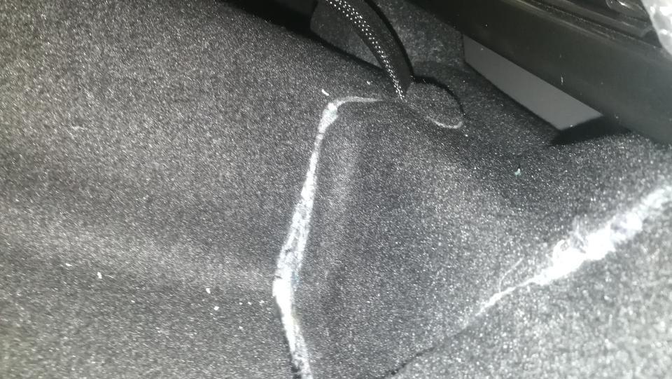 捷达vs5-为啥我vs5自动进取主副驾驶座椅下方地板被切割过？你们的有吗？