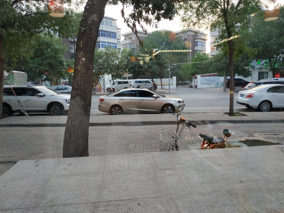 帝豪gl-今天开车出去，不知什么原因，打方向盘转向时，总感觉方向盘有点紧，请各位车友们帮我解答一下。谢谢！