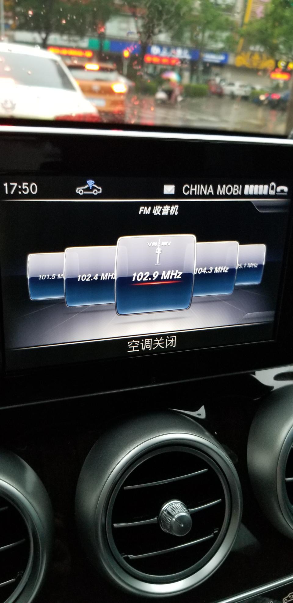 奔驰glc-请问诸位，我的GLC显示屏上有个汽车图形，这是什么情况？