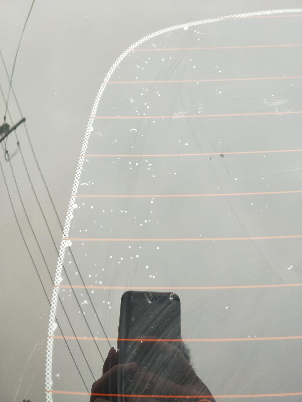 哈弗f7-新车贴膜三天了，后面窗起小水炮，正常吗？这几天都下雨天