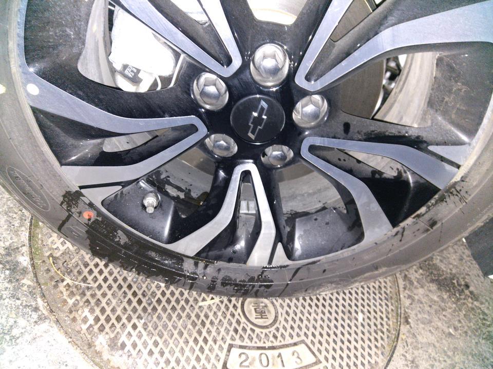 科鲁泽-新提的车，行驶 100公里，发现轮胎有油渍，大神们，帮忙看看