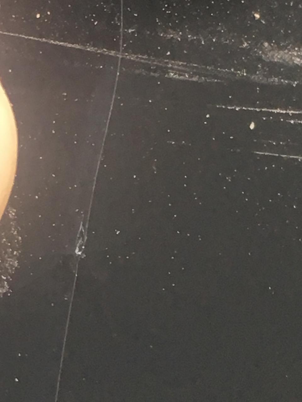 帝豪-新车买了一个月，前挡玻璃裂了，问下这个是石子打的还是自然裂的，4儿子说这个是石子打的不保修
