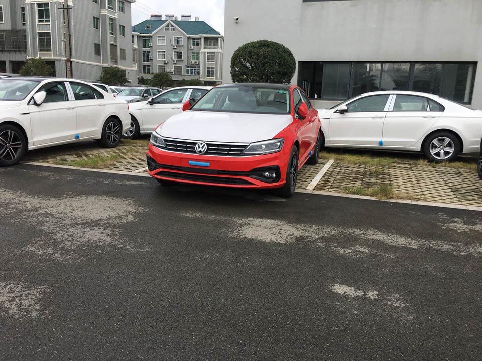 新款凌渡280舒适版加上三年利息18.8万落地，雅阁230舒适版19.1万全款落地没算利息，具体优惠幅度还没去谈，大佬们给个意见该如何选择，雅阁比官方配置要多一些，这两天奔波4s店，我很喜欢凌渡，坐标台州路桥。