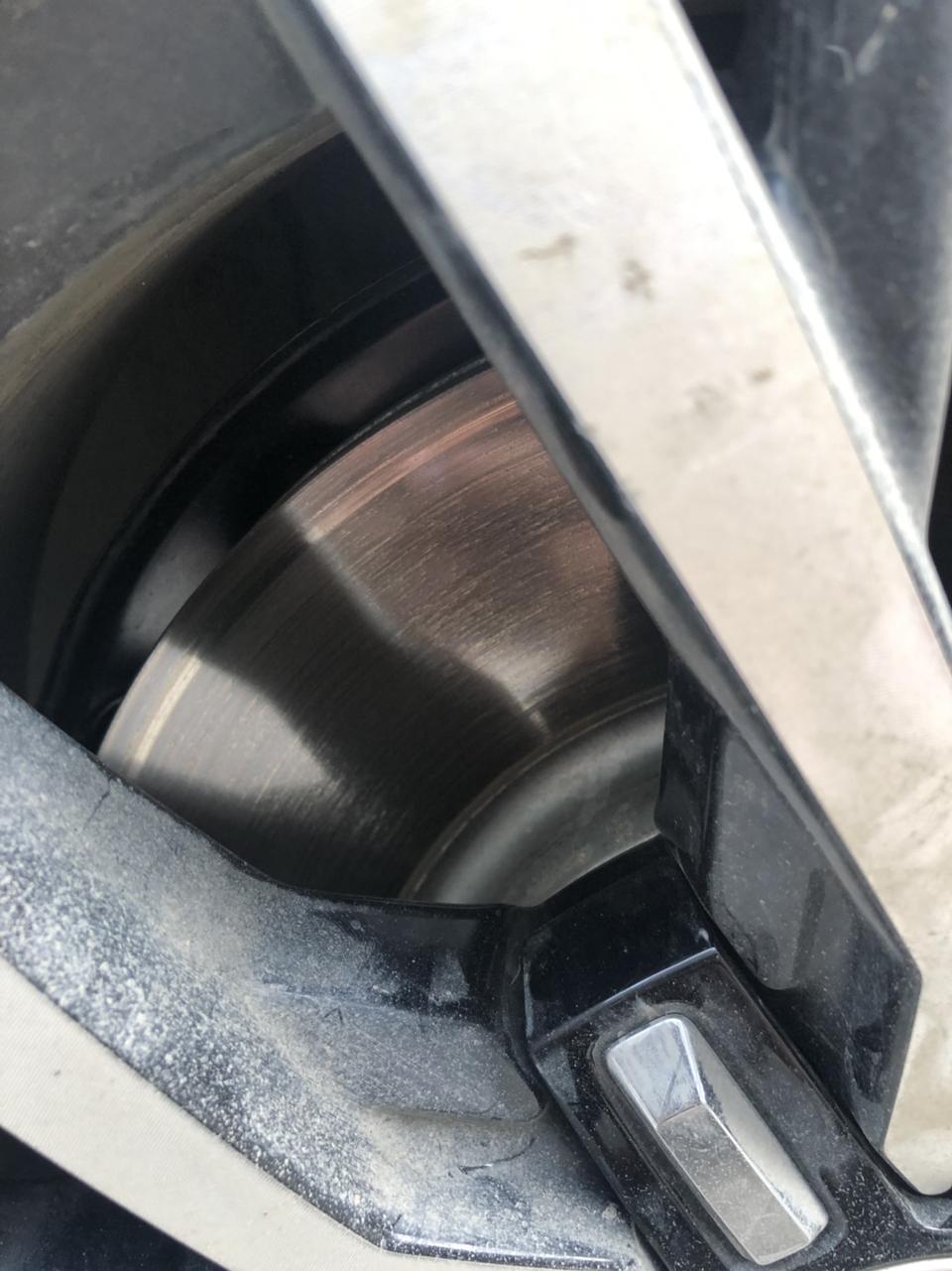 为啥我的2018途观l330豪华版后视镜跟别的不一样。还有我的车才开4000公里。刹车盘磨横不正常？