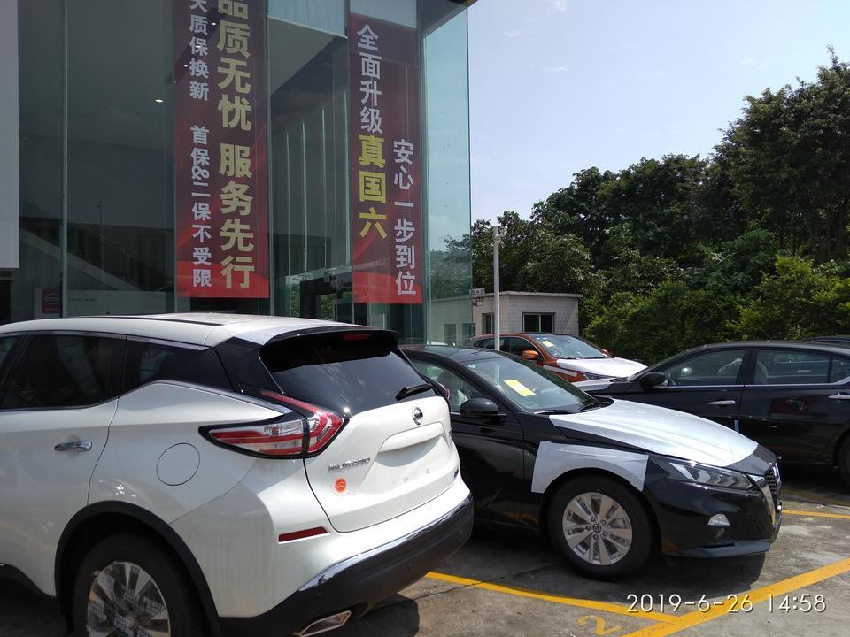 逍客-6月21号提的新车
6月26号下午去4S店取行驶证，车辆停在4S店门前车位被撞对方跑了，找4S店调取监控说该监控维修，好心凉车牌都没上，这么大4S店客户最基本保障都做不了，销售就叫我出险，车友们我该如何处理。