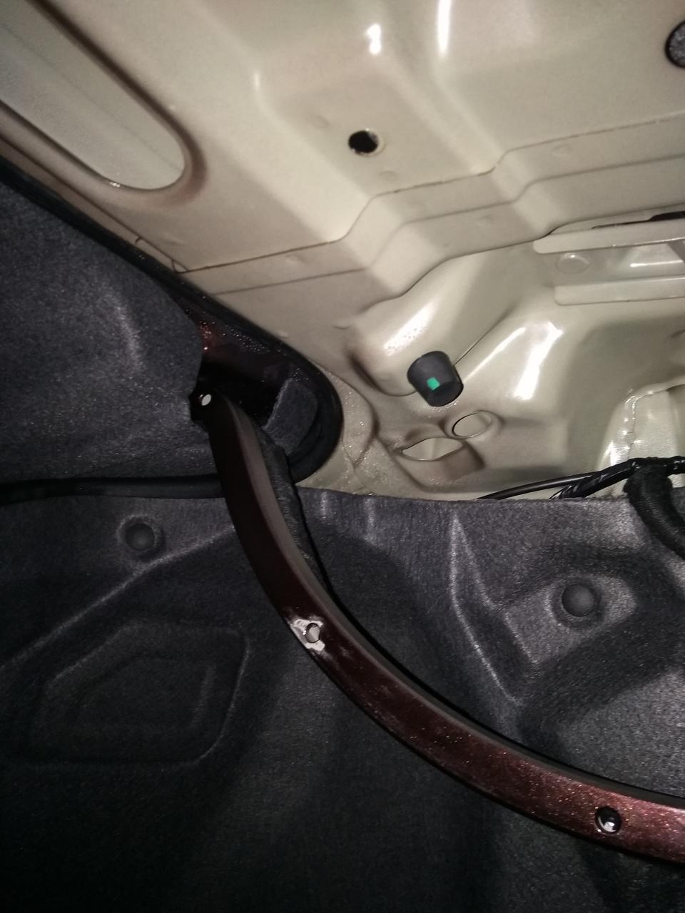 百万帝豪车后备箱一直有水，4s店检查不出问题，怎么办