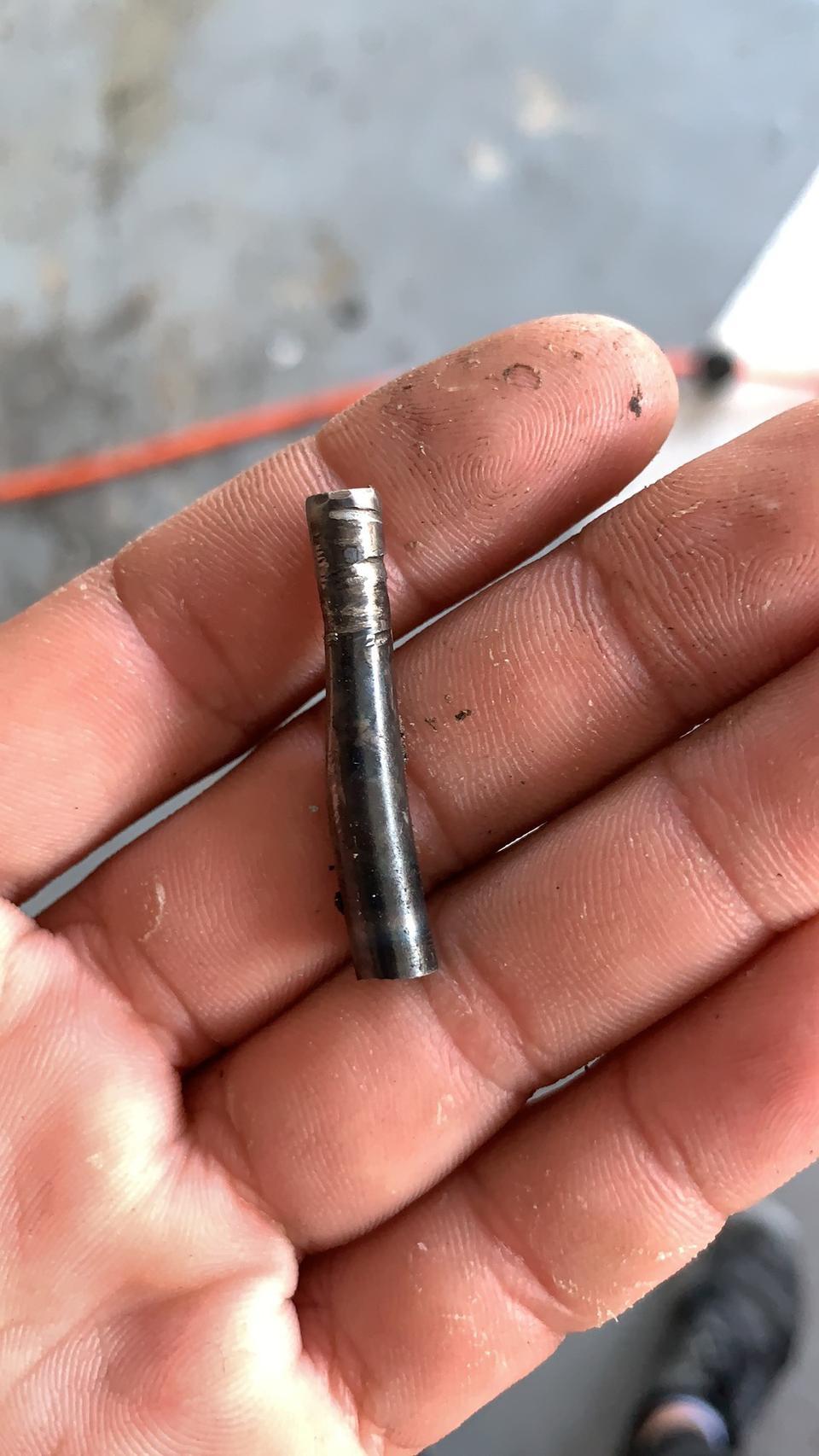 福克斯12款5速手动变速箱里面断掉的东西不知道是哪里断的，还有倒档挂跟5档挂了没用是怎么回事。