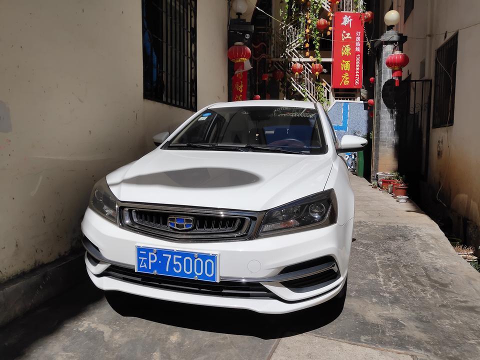 18款帝豪开了一年多，空挡油门踏板跟方向盘能感觉到抖动，D挡抖得更厉害，正常吗？