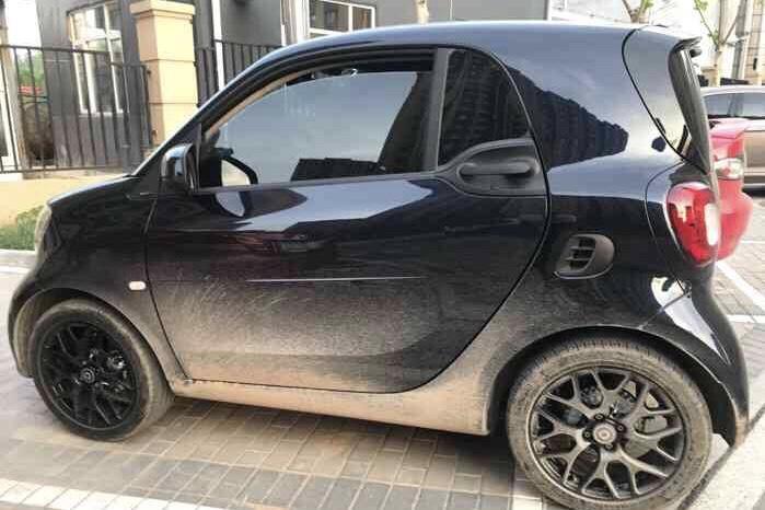 smart fortwo-购车总价 | 裸车价当时买的是14.8万左右
颜值 | 整体车小小的看起来很萌，LED行车灯很帅，御风蓝特有的颜色很引人，女孩子开起来回头率超高了
驾驶体验 | 织布座椅舒适度一般，车內噪音控制的不是很好，悬架偏硬，速度上来的话，胎噪和风噪比较大，方向盘很轻、很舒适，女孩子开起来也不累
空间 | 这么小的一个车空间还算挺大的，平时开着它带着朋友们出去烧烤呀野营啊什么的特别方便，后面也可以放得下一个大大的行李箱，平时送孩子的时候很方便
同级对比 | 之前超级喜欢宝马的那个小 min
