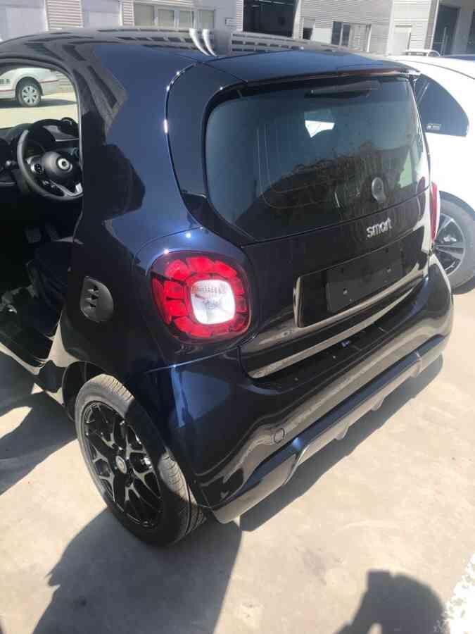 smart fortwo-购车总价 | 裸车价当时买的是14.8万左右
颜值 | 整体车小小的看起来很萌，LED行车灯很帅，御风蓝特有的颜色很引人，女孩子开起来回头率超高了
驾驶体验 | 织布座椅舒适度一般，车內噪音控制的不是很好，悬架偏硬，速度上来的话，胎噪和风噪比较大，方向盘很轻、很舒适，女孩子开起来也不累
空间 | 这么小的一个车空间还算挺大的，平时开着它带着朋友们出去烧烤呀野营啊什么的特别方便，后面也可以放得下一个大大的行李箱，平时送孩子的时候很方便
同级对比 | 之前超级喜欢宝马的那个小 min
