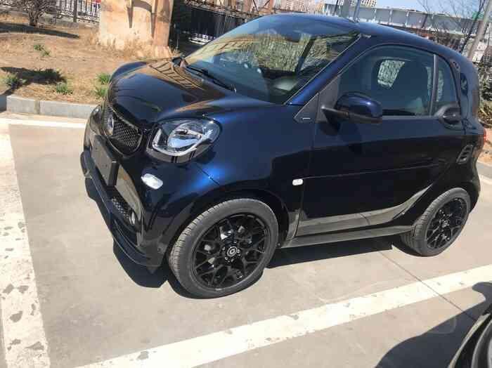 smart fortwo-购车总价 | 裸车价当时买的是14.8万左右
颜值 | 整体车小小的看起来很萌，LED行车灯很帅，御风蓝特有的颜色很引人，女孩子开起来回头率超高了
驾驶体验 | 织布座椅舒适度一般，车內噪音控制的不是很好，悬架偏硬，速度上来的话，胎噪和风噪比较大，方向盘很轻、很舒适，女孩子开起来也不累
空间 | 这么小的一个车空间还算挺大的，平时开着它带着朋友们出去烧烤呀野营啊什么的特别方便，后面也可以放得下一个大大的行李箱，平时送孩子的时候很方便
同级对比 | 之前超级喜欢宝马的那个小 min